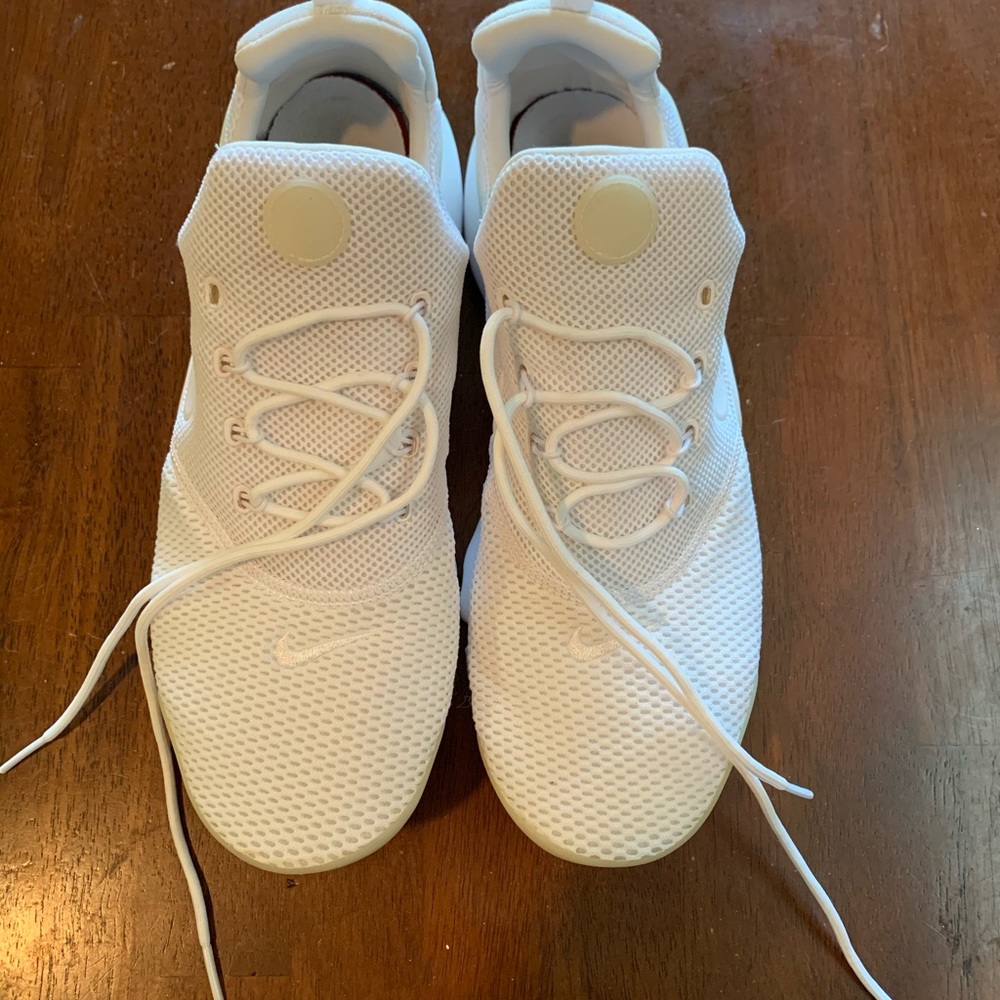 Women’s white nike sneakers